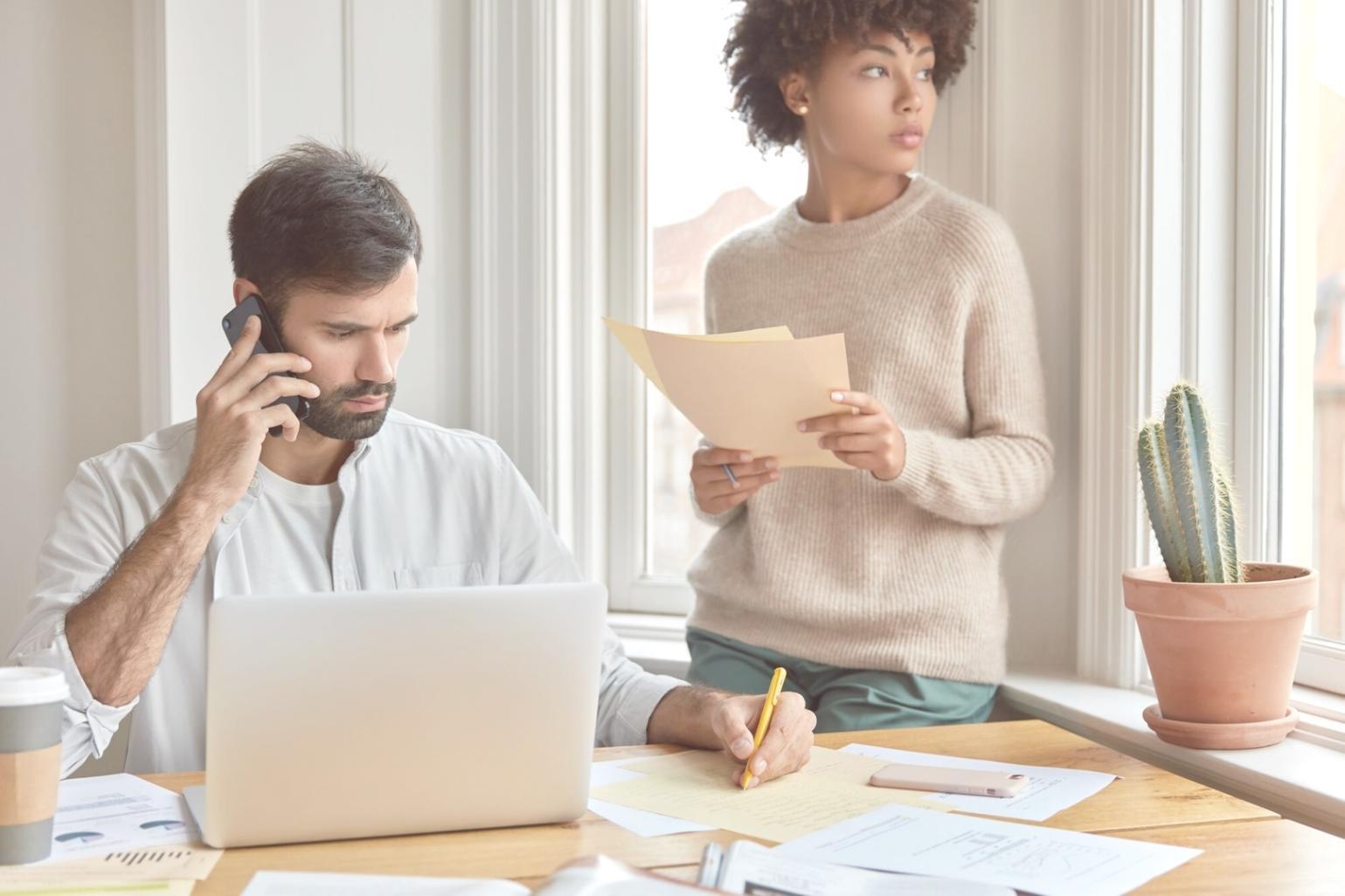 Réunion de conseil financier avec documents et calculatrices