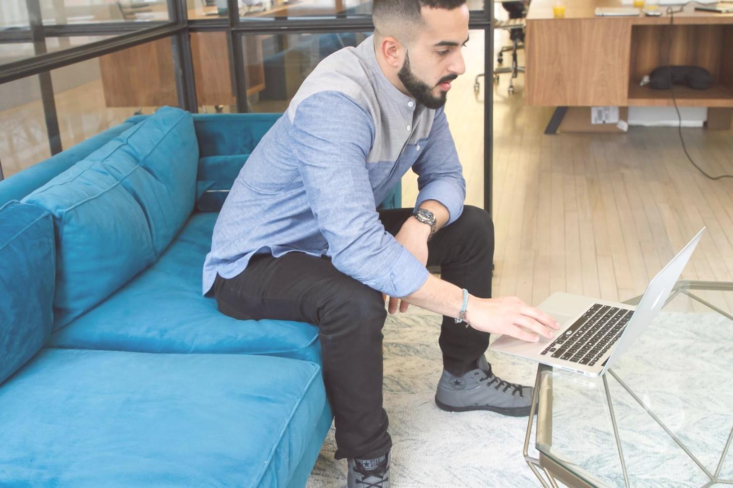 Graphiques et analyses financières sur table de travail